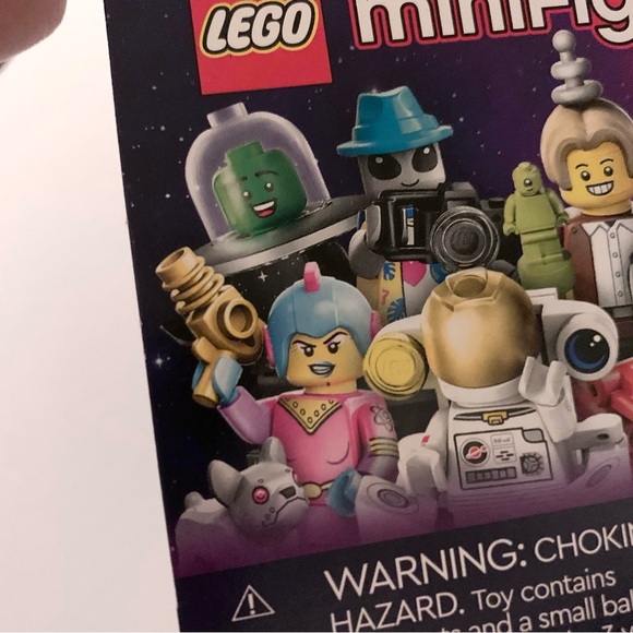 Hold Retro space girl with bulldog lego minifigure - Picture 2 of 12